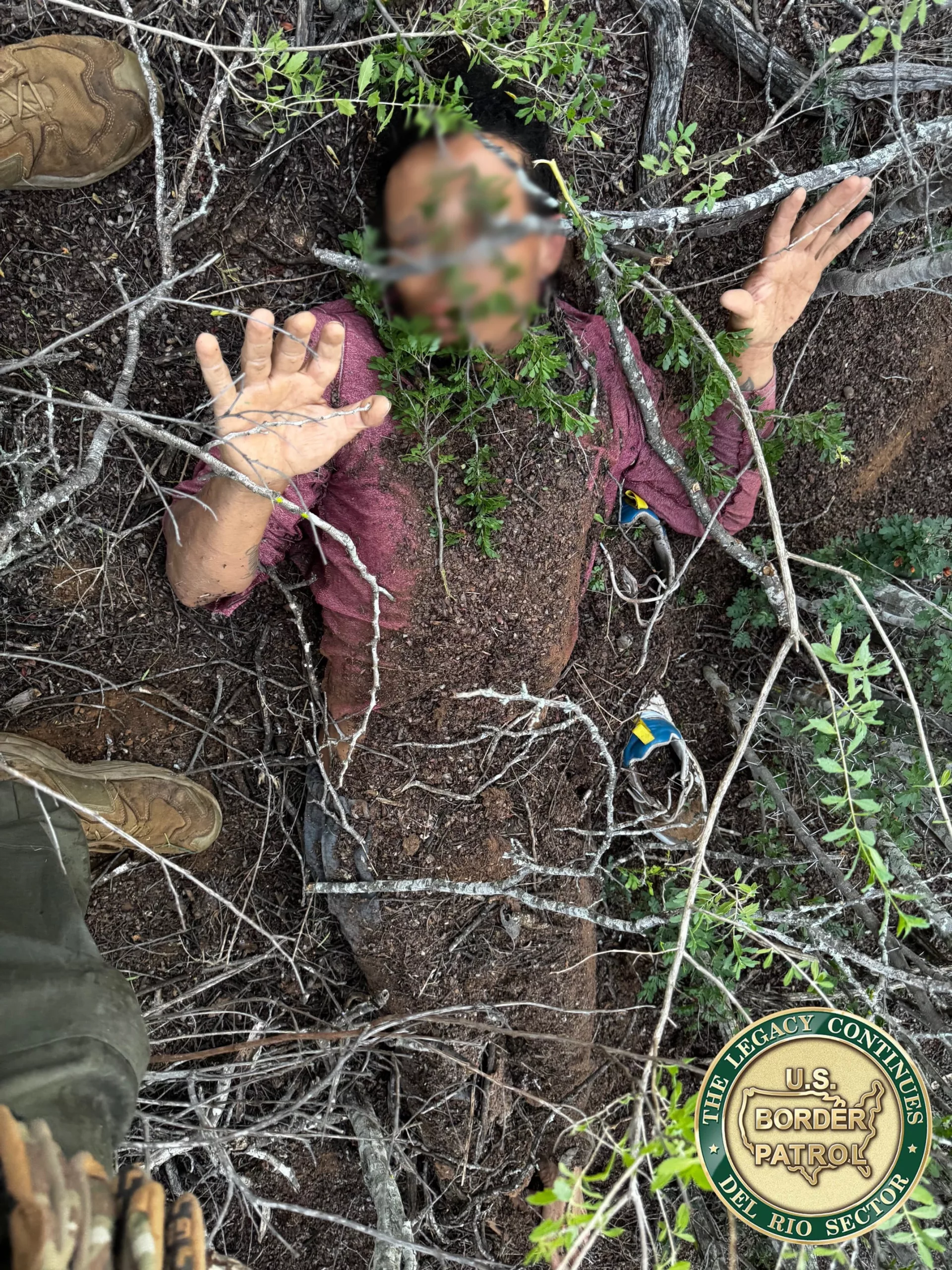 El migrante fue encontrado por los agentes fronterizos cubierto de tierra, ramas y hojas 
