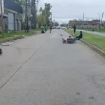 Locura al volante: el conductor de un auto arrolló a una motociclista y a un peatón y se fugó sin auxiliarlos en La Plata