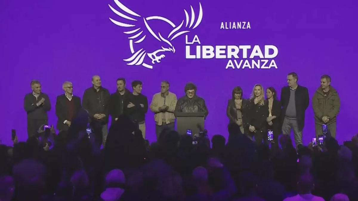 Milei en el centro, rodeado por parte de su gabinete y el consultor Santiago Caputo, la noche del 7 de septiembre.