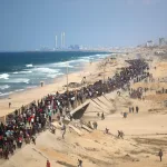“Como si hubiera caído una bomba atómica”: los palestinos buscan los restos de sus hogares en barrios arrasados