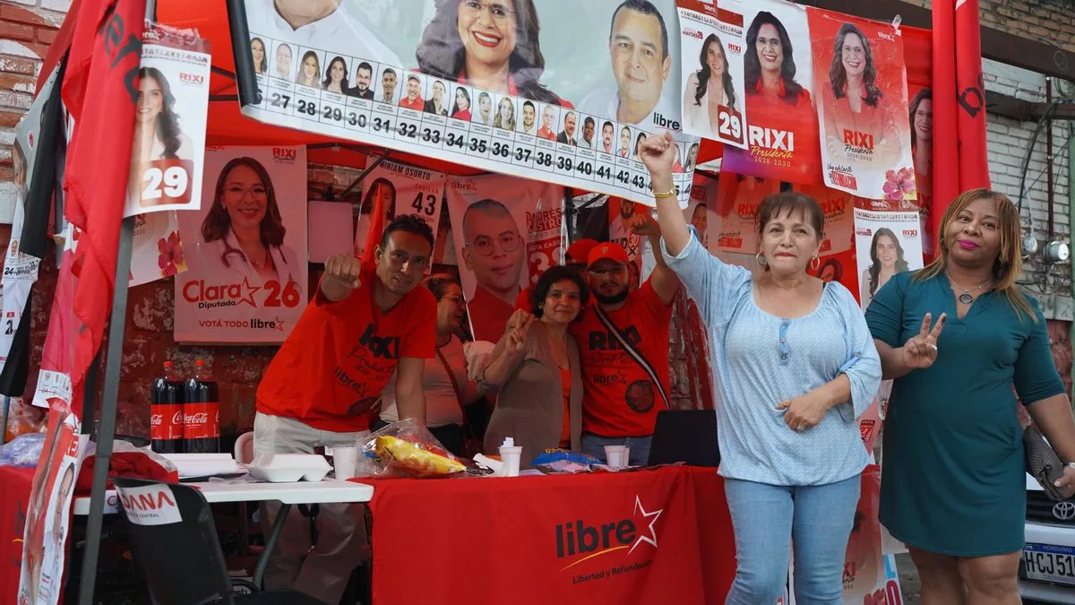 Un punto de información del partido Libre el día de las elecciones.