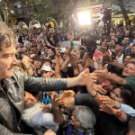 Javier Milei encabezó un recorrido de campaña en Tres de Febrero y pidió a los votantes no ir a “la barbarie de los Kirchner”