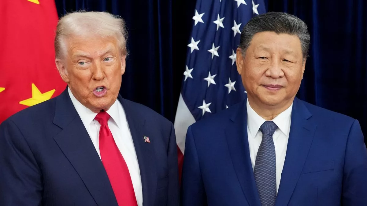 El presidente de EEUU, Donald Trump, saluda al presidente chino, Xi Jinping, antes de una reunión en la base aérea de Gimhae el 30 de octubre de 2025 en Busan, Corea del Sur.