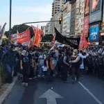 El Congreso concentra la protesta contra la reforma laboral luego de que la policía reprimiera en el Obelisco