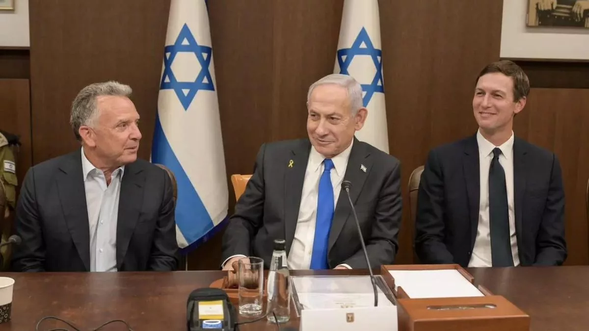 Steve Witkoff, Benjamin Netanyahu y Jared Kushner durante la reunión del gabinete para aprobar el plan de Trump.