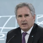 El Gobierno inició negociaciones para la recompra de bonos argentinos “para fortalecer la inversión en educación”