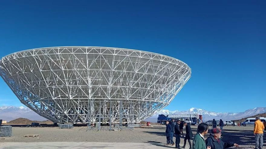 Imagen de la antena y de fondo, la cordillera de los Andes.