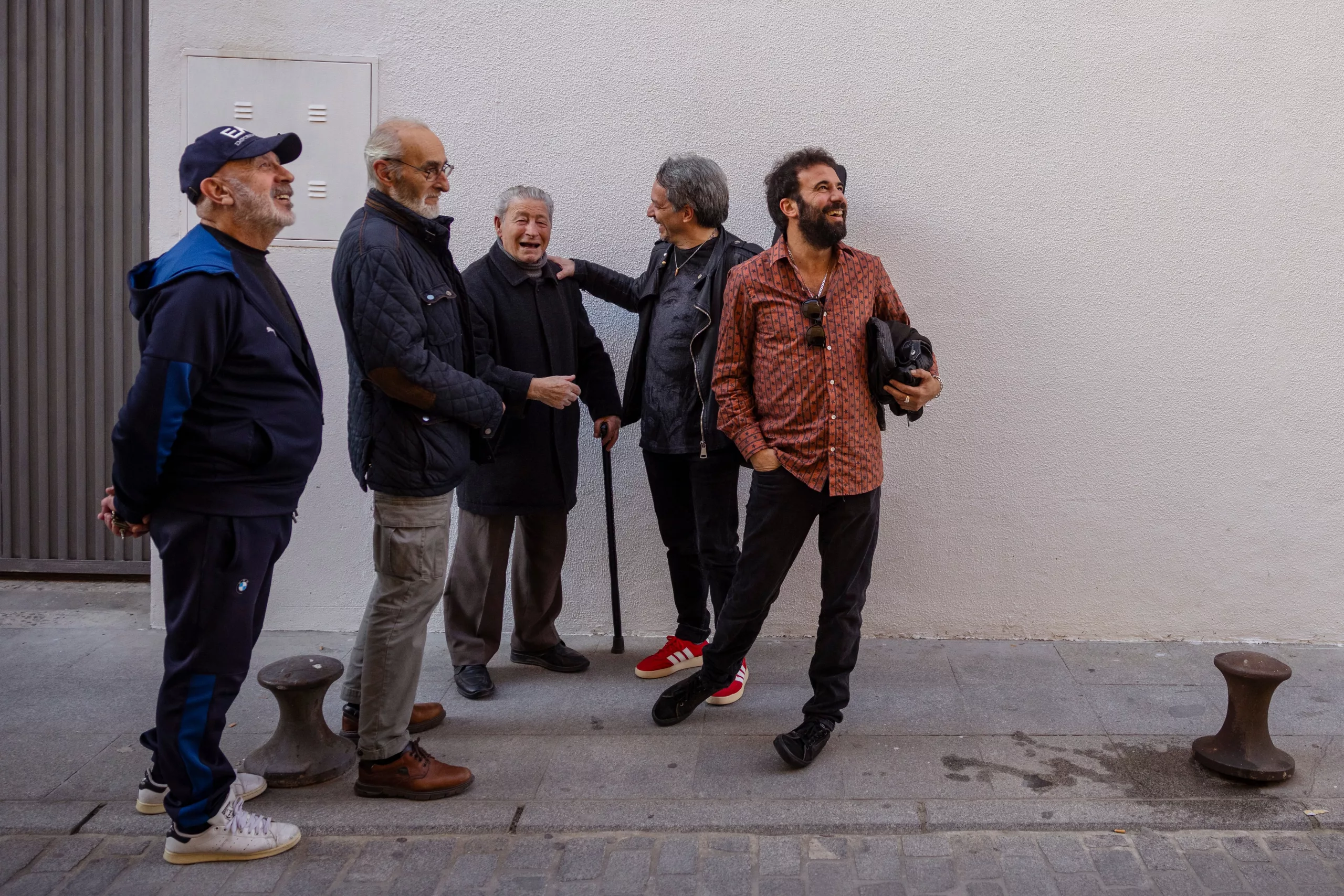 Diego 'El Ratón' y Canijo (los dos a la derecha) saludando a unos amigos en la calle Cruz de Jerez el pasado 23 de febrero. Allí vivía Diego, y Canijo y Migue iban a que les diese clases de guitarra.