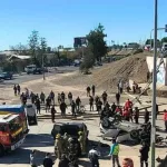 Tragedia en el viaducto: cayeron dos autos al romper un guardarrail de un puente, murió un hombre y seis personas terminaron heridas
