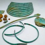 Hallazgo de la Edad de Bronce mientras construían un parque eólico: un collar de 156 piezas de ámbar y un peine de hueso