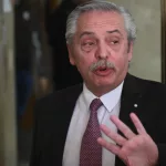 Alberto Fernández negó que tenga aspiraciones electorales y volvió a cruzar a Adorni: “En mi gestión no se subió ningún familiar al avión presidencial”