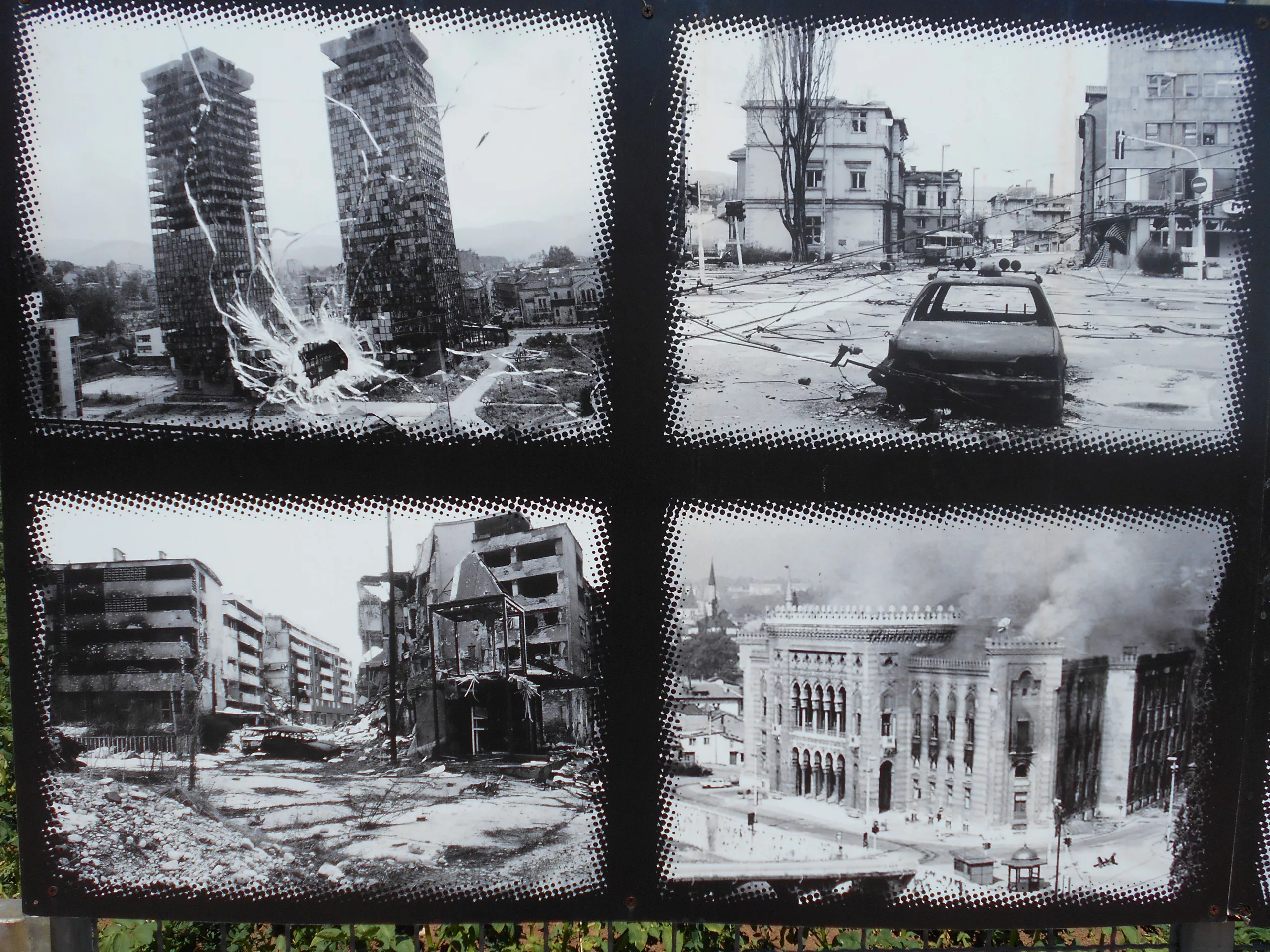 Una parte del panel que se expone en Museo del Túnel de Sarajevo con imágenes de la ciudad olímpica durante el asedio de (1992-1995).