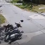 Violento choque de dos motociclistas en Tigre: ambos salieron “volando” por el aire tras el impacto