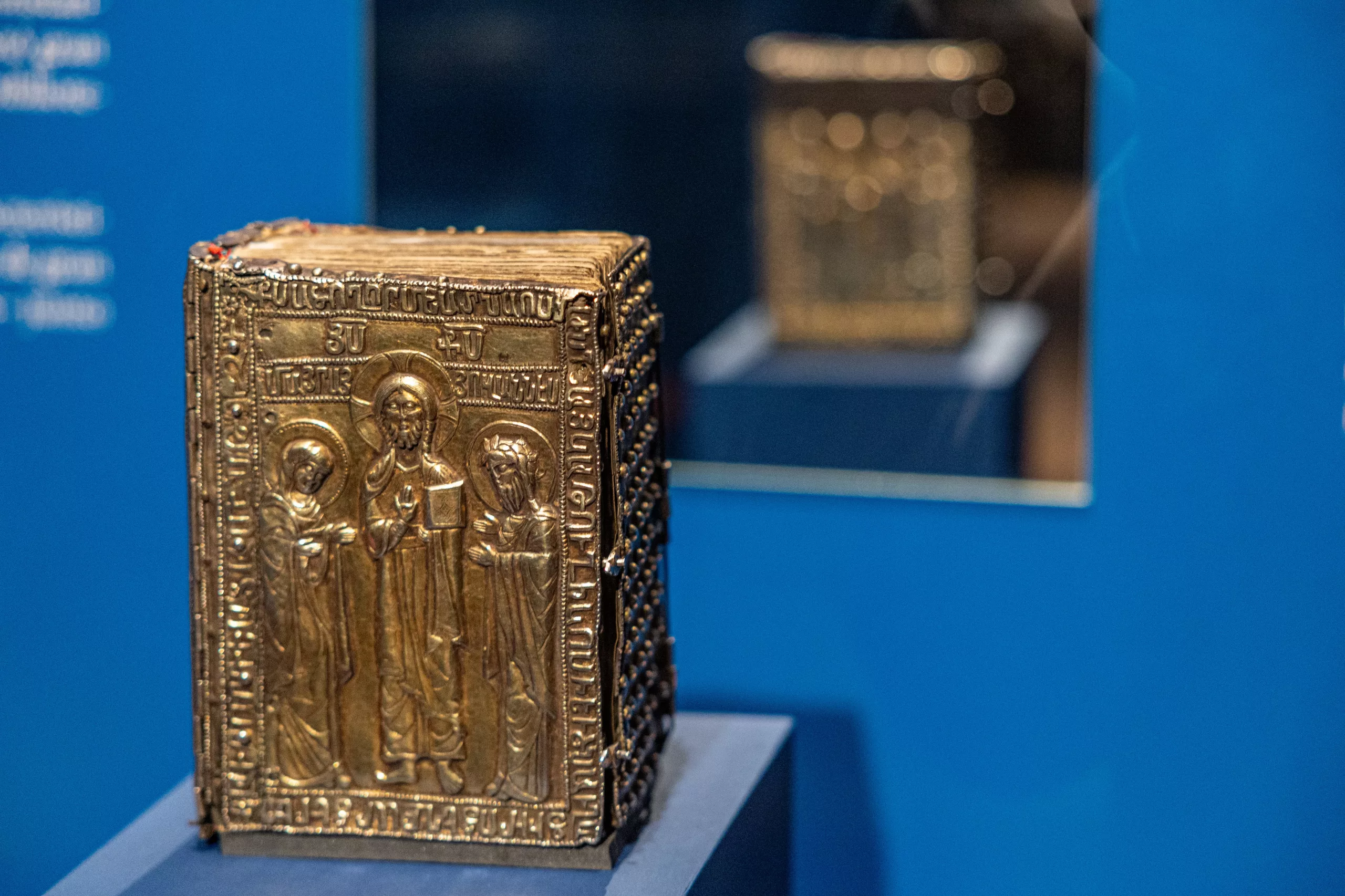 Un Evangelio de oro, uno de los volúmenes exhibidos.