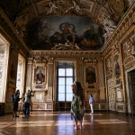 La galería Apolo del Museo del Louvre reabre nueve meses después del espectacular robo de las joyas de la Corona