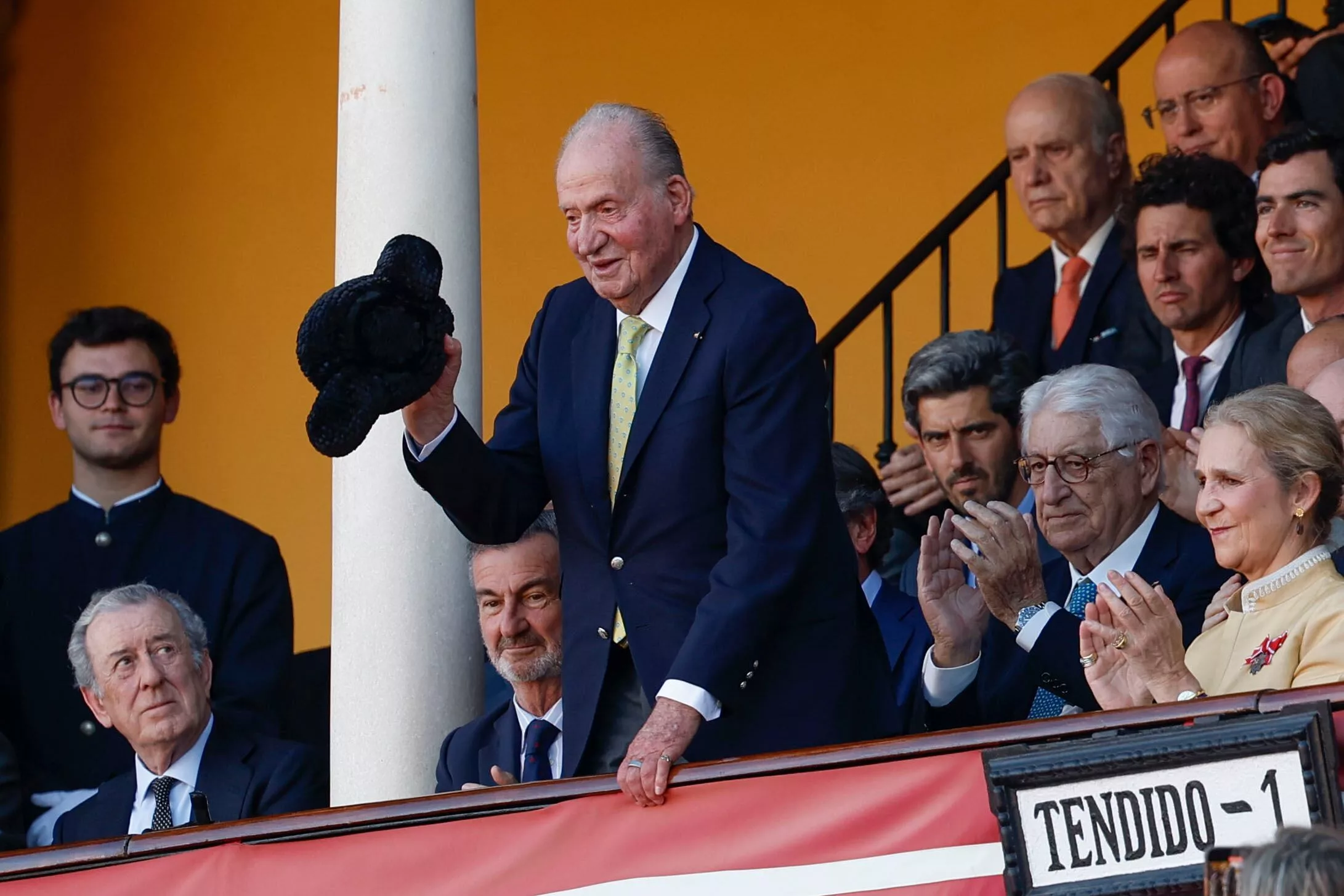 Don Juan Carlos recibe el brindis de uno de los toreros.