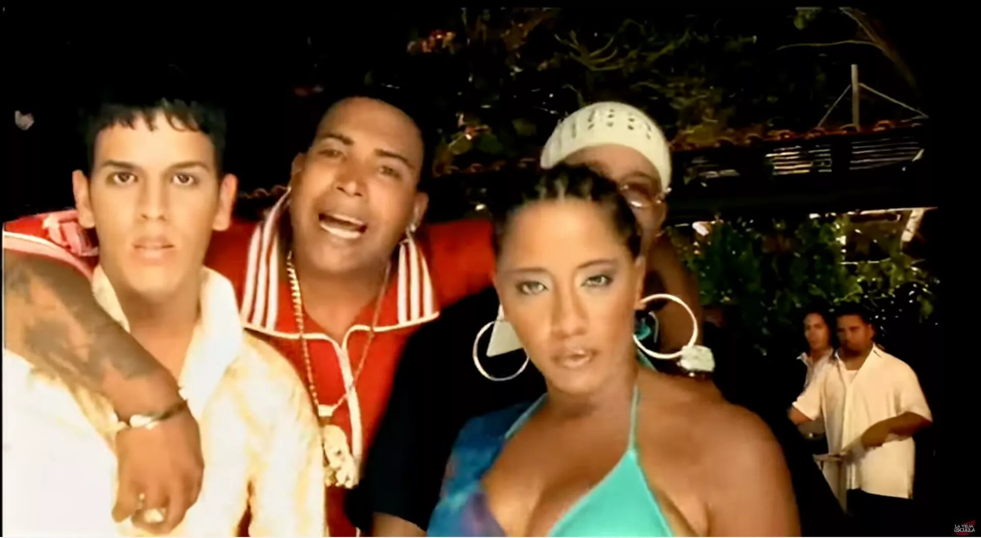 Glory junto a Héctor, Tito y Don Omar en un fotograma del vídeo para la canción 'Morena'.