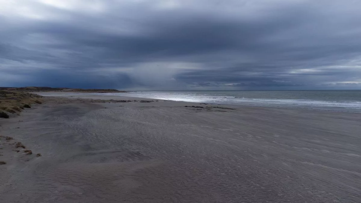 Playas Doradas, en invierno. Aún con lluvia y frío, se puede apreciar el agua azul del Golfo San Matías y las extensas playas del balneario.