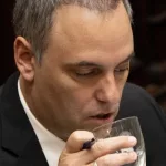 Adorni aprovechará el Mundial para presentar su DDJJ y el juez que lo investiga viaja a París con Mahiques