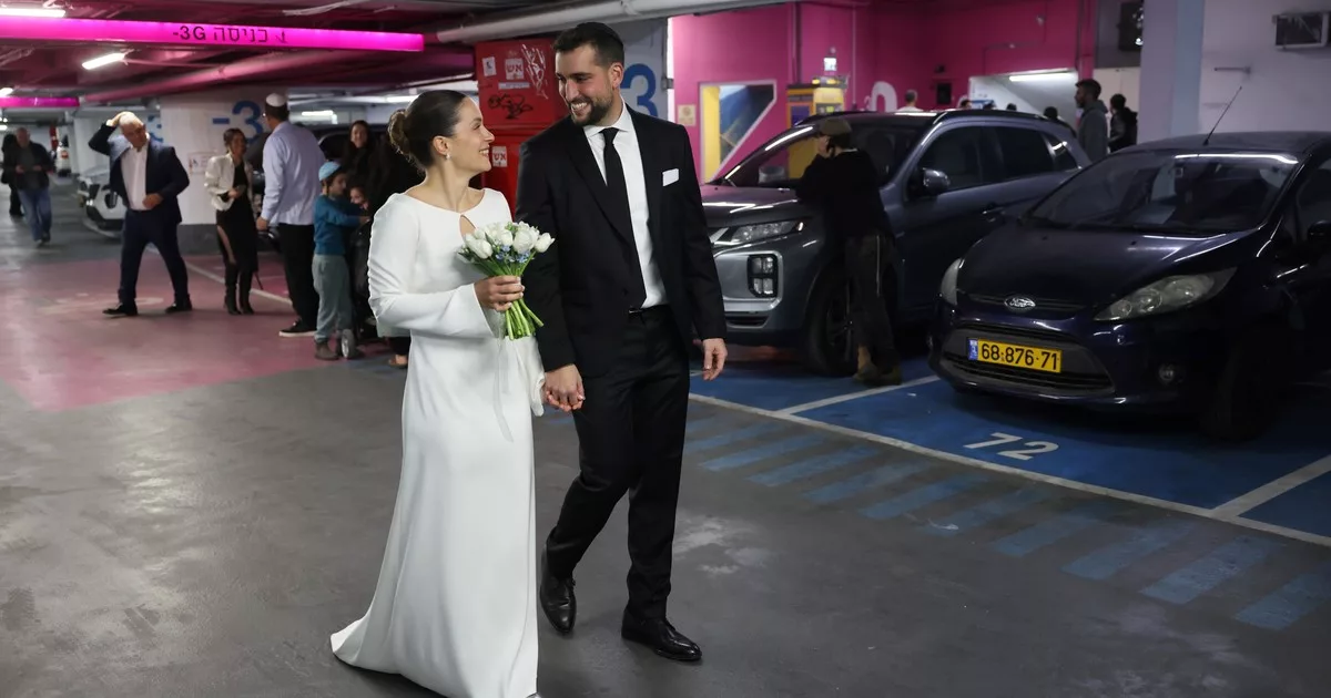 El argentino que vive en Israel y se casó en un refugio del cuarto subsuelo de un shopping, entre alarmas y sirenas por los misiles