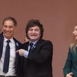 Interna oficial: por decreto, el Gobierno le saca áreas a Santiago Caputo y se las entrega a Diego Santilli