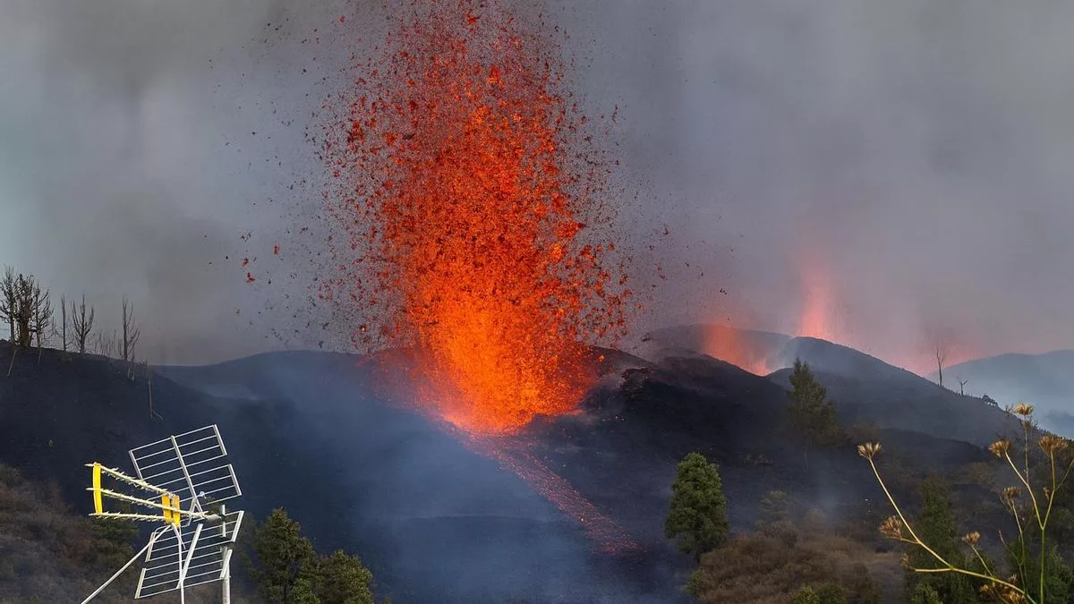 Los volcanes de Io desprenden lava incandescente, pero no producen fuego como en la Tierra