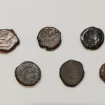La investigación de siete monedas del Museo de Elda permite localizar una base militar de la guerra entre Julio César y Pompeyo