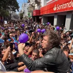 Javier Milei sigue de gira con Karina y acusa de kirchnerista a la mujer que agredió a un fotógrafo