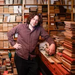 La misteriosa empresa que compra libros viejos para entrenar a la IA y los destruye: “Es un expolio literario”