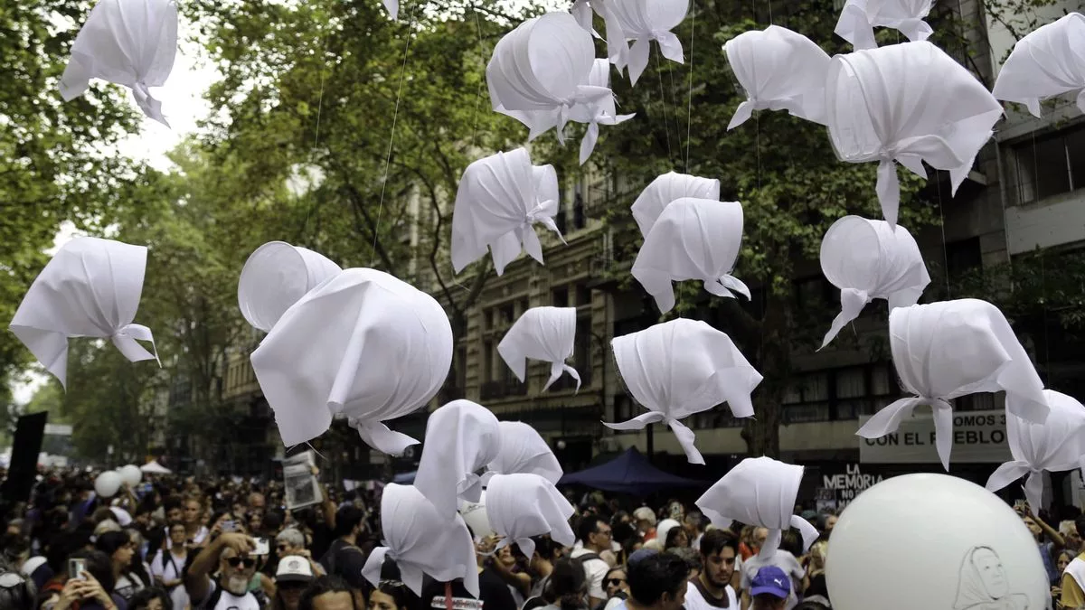 Pañuelos blancos en Avenida de Mayo. Una instalación homenajeó a las Madres y Abuelas en un nuevo aniversario del golpe militar del 24 de marzo de 1976.
