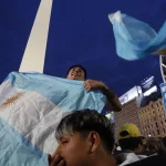 Una multitud festeja en el Obelisco tras la victoria ante Inglaterra