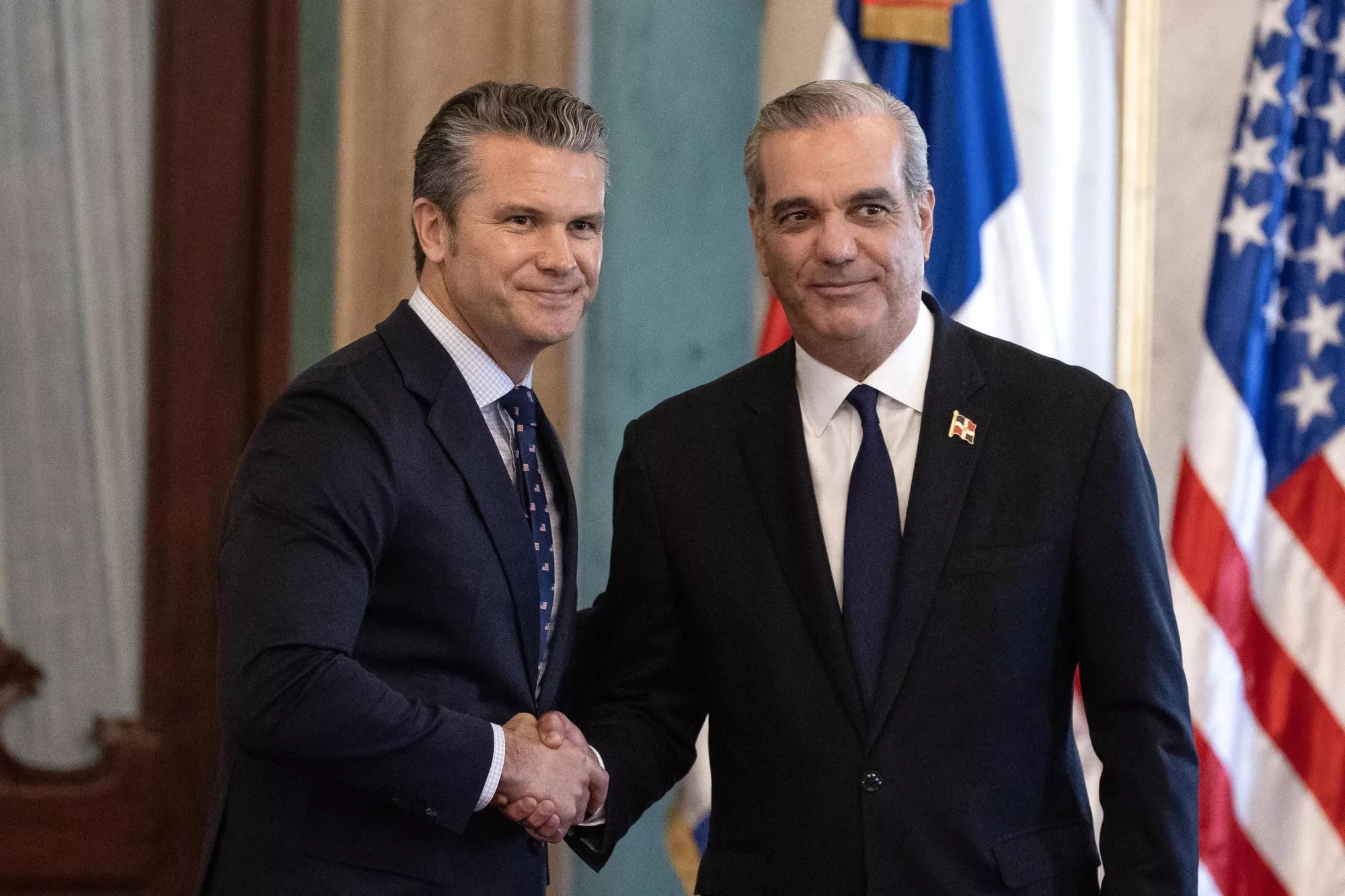 El presidente de República Dominicana, Luis Abinader (d), posa con el secretario de Guerra de Estados Unidos, Pete Hegseth, este miércoles, en el Palacio Nacional en Santo Domingo (República Dominicana). EFE/ Orlando Barría