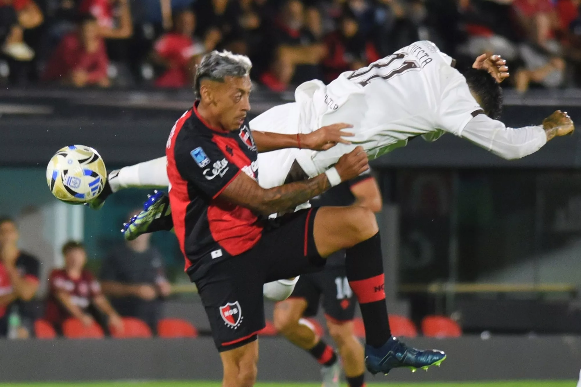 Luciano Herrera fue una de las figuras del partido por el despligue físico similar al que tenía en Defensa: fue tan importante que Kudelka lo reemplazó recién en el final, pero sin alegría por el empate.