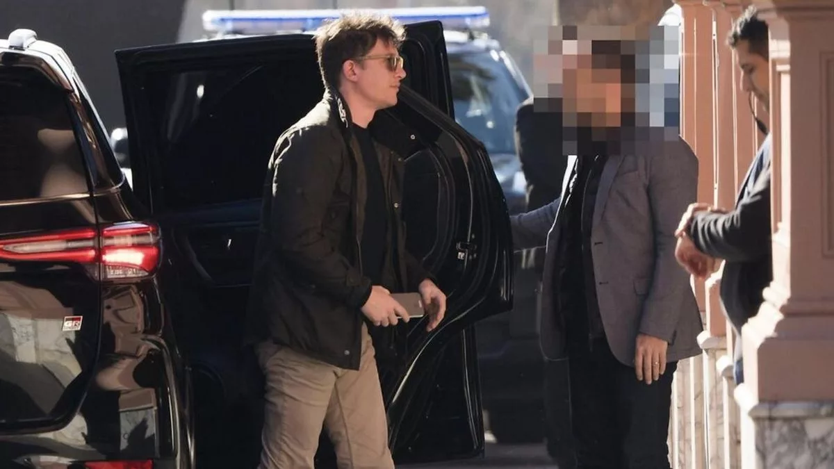 Santiago Caputo, esta semana, al bajar de una camioneta negra en la Casa Rosada. elDiarioAR decidió ocultar la identidad del agente de la SIDE.