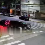 Un conductor borracho chocó cuatro autos y el frente de un edificio para estacionar en Villa del Parque: tenía 2,45 de alcohol en sangre