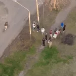 Un drone captó el momento en que una banda vendía droga en una plaza de Rosario