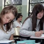 Por la flexibilización educativa, más jóvenes terminan la secundaria pero cae el aprendizaje