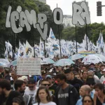 Intendentes de La Cámpora reclaman a Caputo por el precio de la nafta y la ejecución de obras públicas