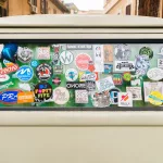 Por qué pegar stickers en el vidrio del auto es un grave error