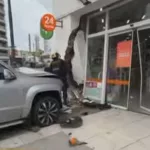 Una camioneta embistió a un auto y tras el choque destruyó el frente de una farmacia frente al Cid Campeador
