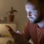 ¿Pasás mucho tiempo frente a la pantalla? Así puede afectar a tu estado de ánimo y productividad