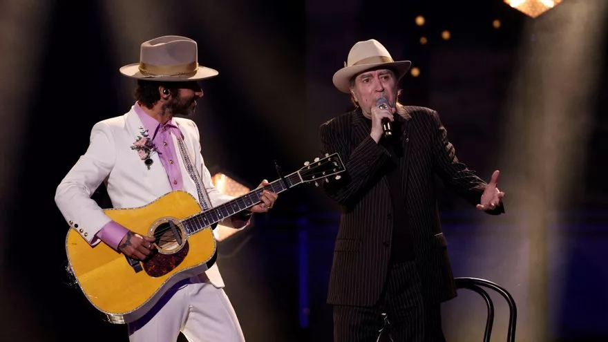 Leiva y Joaquín Sabina, actuando en los Premios Goya de 2022
