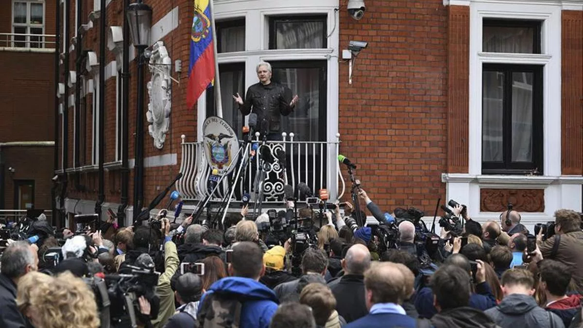 El fundador de WikiLeaks, Julian Assange, en la embajada ecuatoriana de Londres tras conocer que la Fiscalía sueca ha retirado los cargos por violación