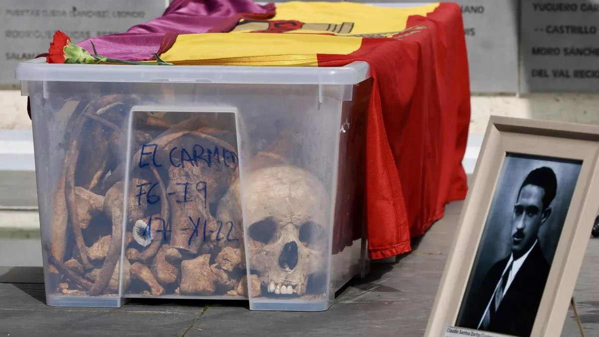 Fotos de víctimas del franquismo durante su homenaje e inhumación, en el cementerio de El Carmen de Valladolid, a 14 de abril de 2024, en Valladolid.