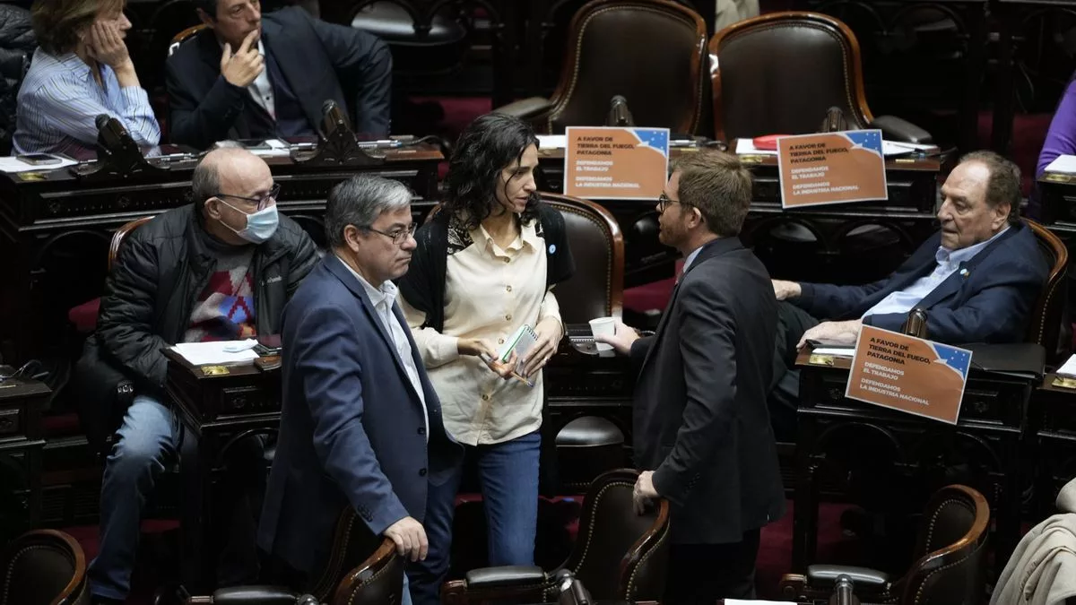 Los peronistas Germán Martínez y Paula Penacca junto a Nicolás Massot en la sesión fallida del miércoles