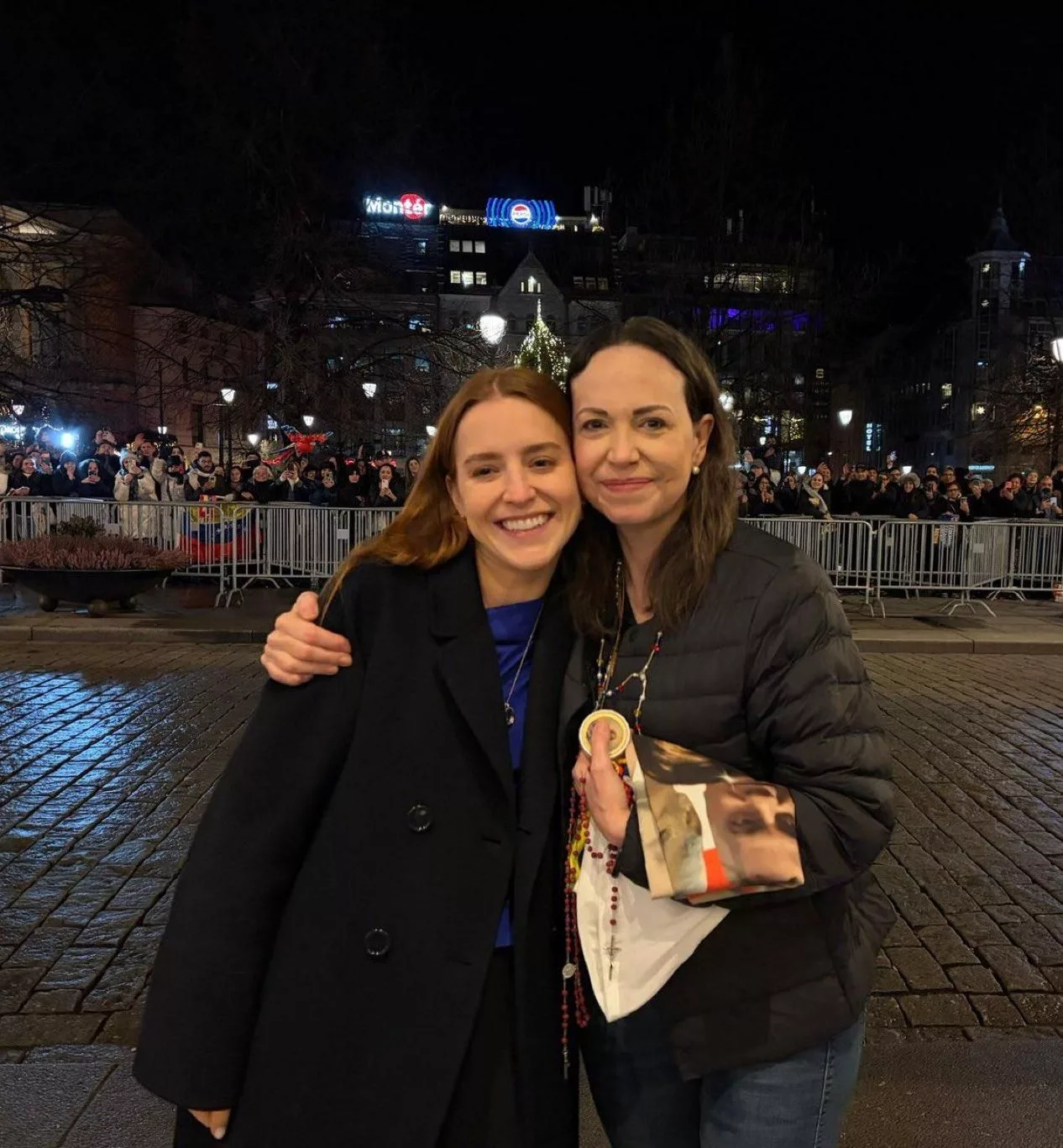 La Premio Nobel de la Paz, María Corina Machado, se reúne junto a su hija en Oslo, tras un año en la clandestinidad.