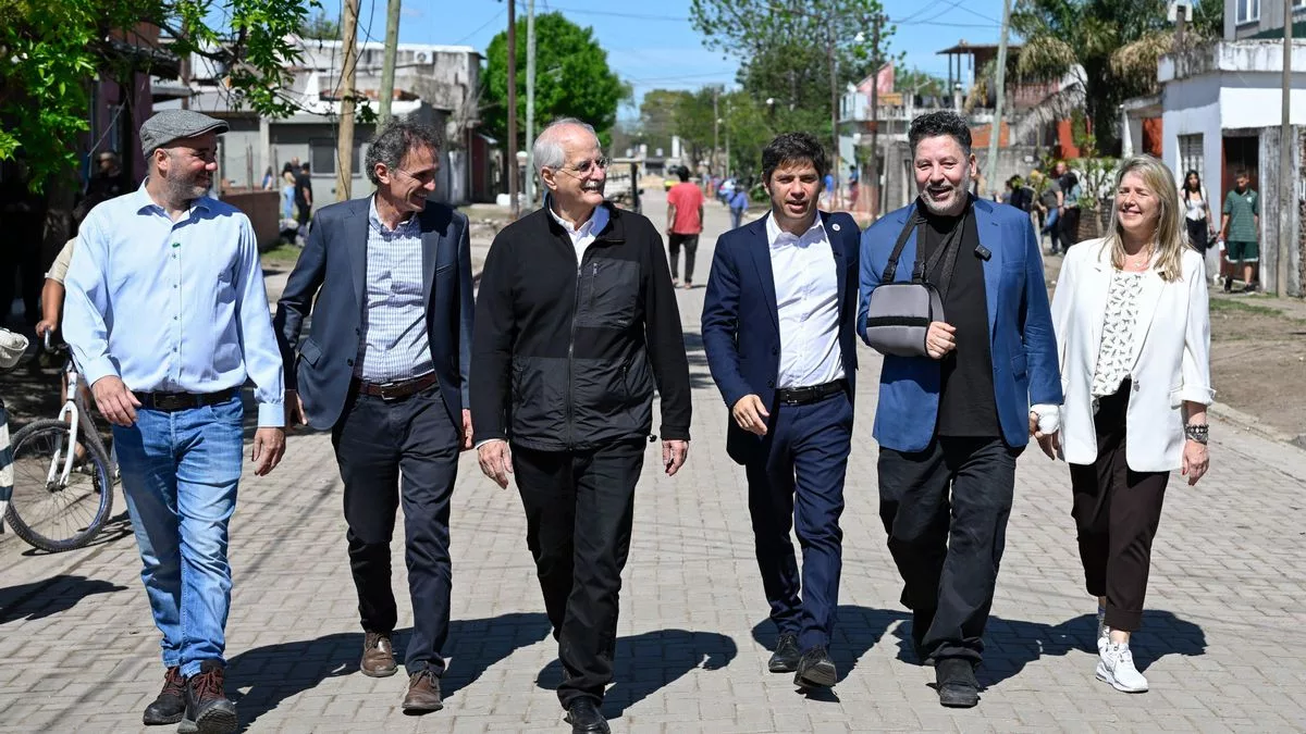 Axel Kicillof de campaña junto a Gabriel Katopodis, Cristina Álvarez Rodríguez y el "Tano" Menéndez