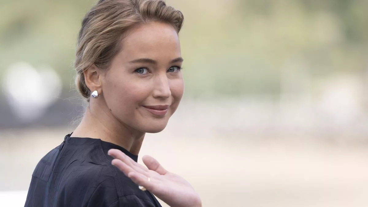 La actriz Jennifer Lawrence posa este viernes en el 73 Festival Internacional de Cine de San Sebastián, donde esta noche recibirá el Premio Donostia. EFE/ Javier Etxezarreta