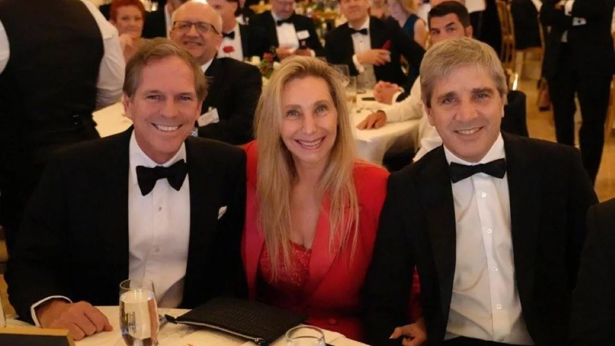 El embajador argentino en EEUU, Alec Oxenford, junto a Karina Milei y Luis Caputo, en la CPAC 2025.