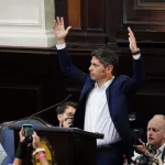 Kicillof levanta el perfil de candidato y arranca su armado en las provincias, pero ya empezó el fuego amigo